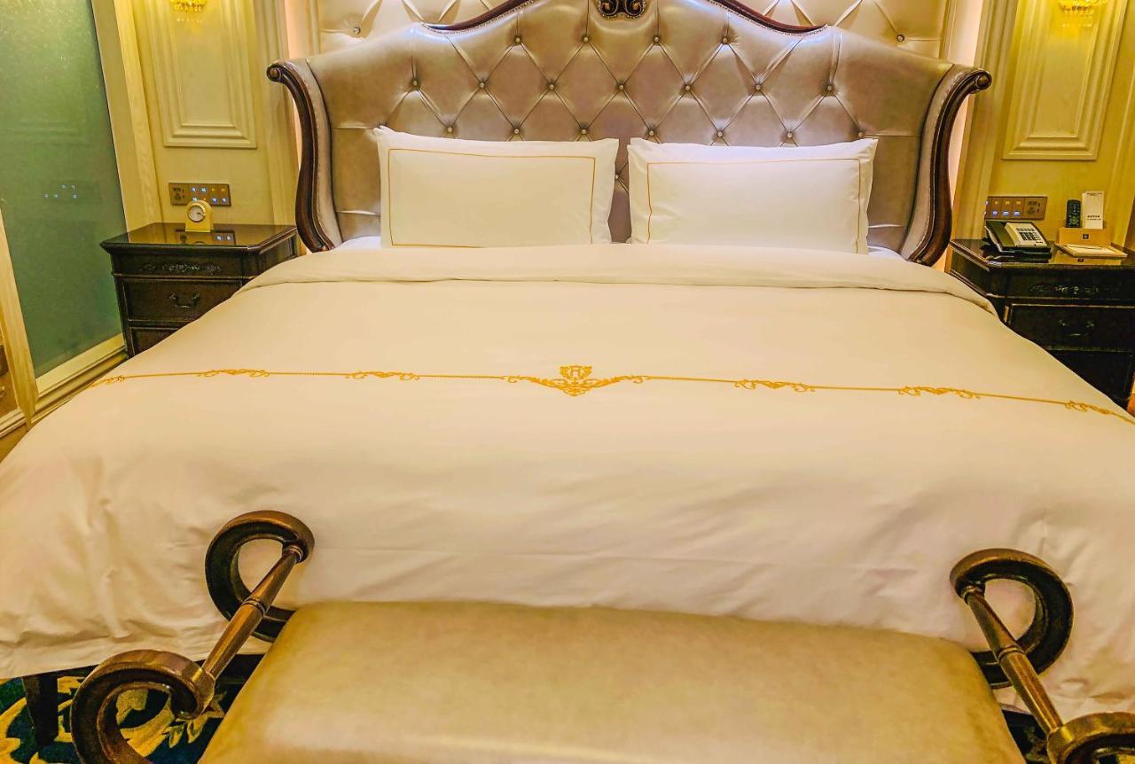 Отель Wyndham Grand Kunming East Экстерьер фото
