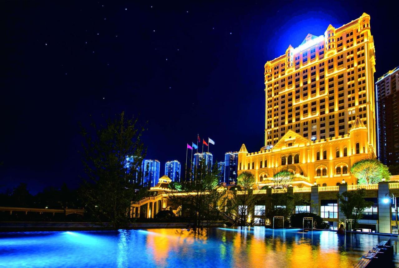 Отель Wyndham Grand Kunming East Экстерьер фото