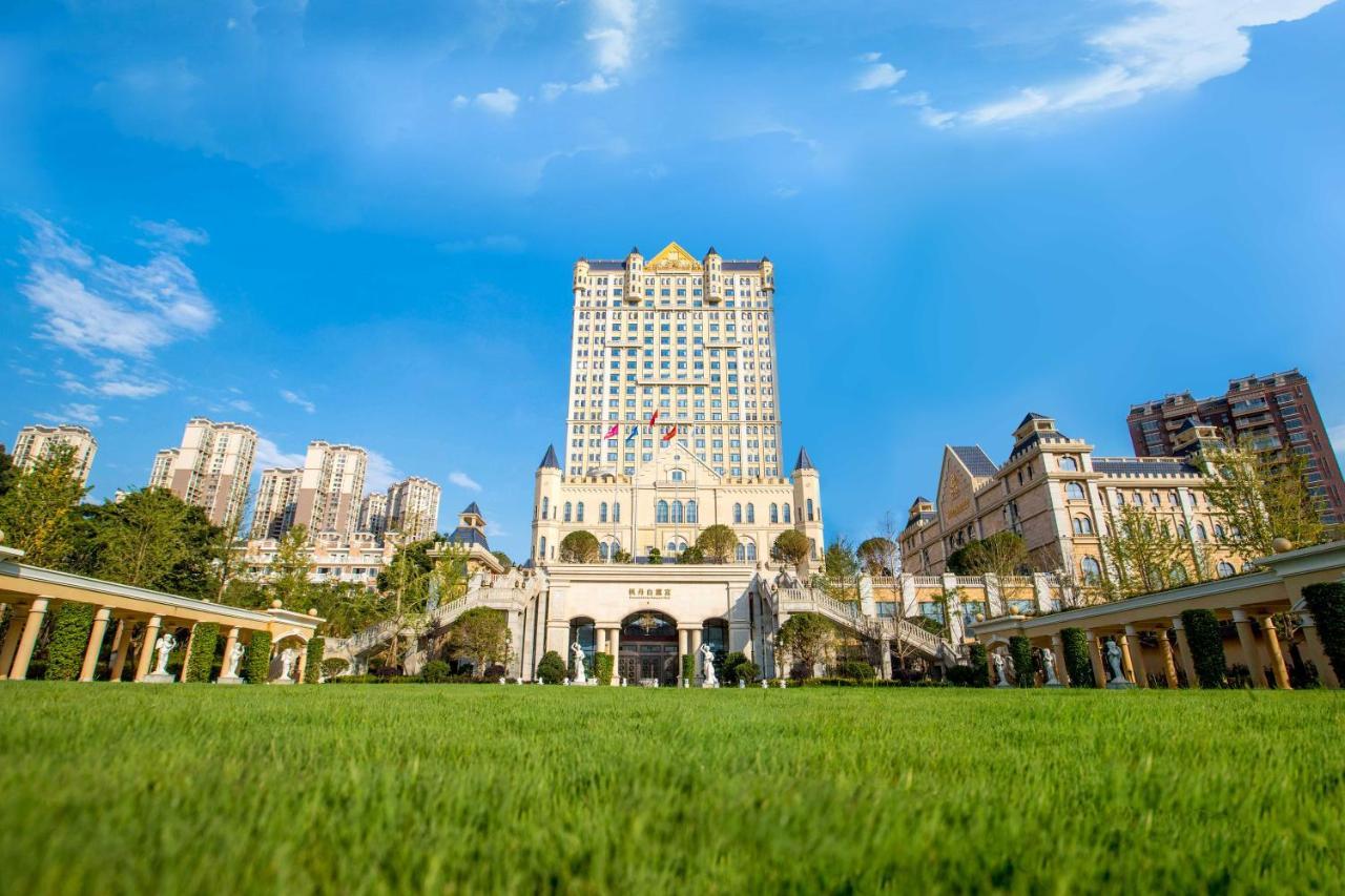 Отель Wyndham Grand Kunming East Экстерьер фото
