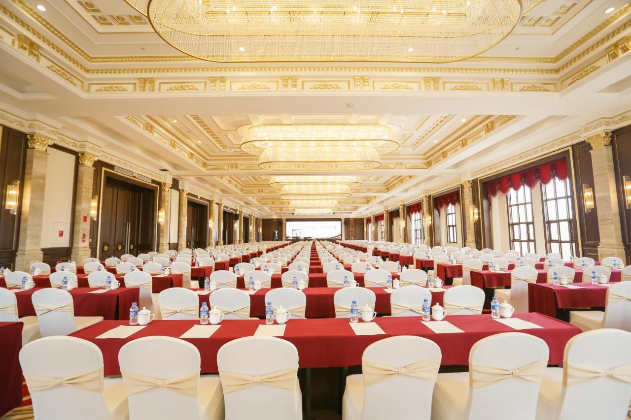 Отель Wyndham Grand Kunming East Экстерьер фото
