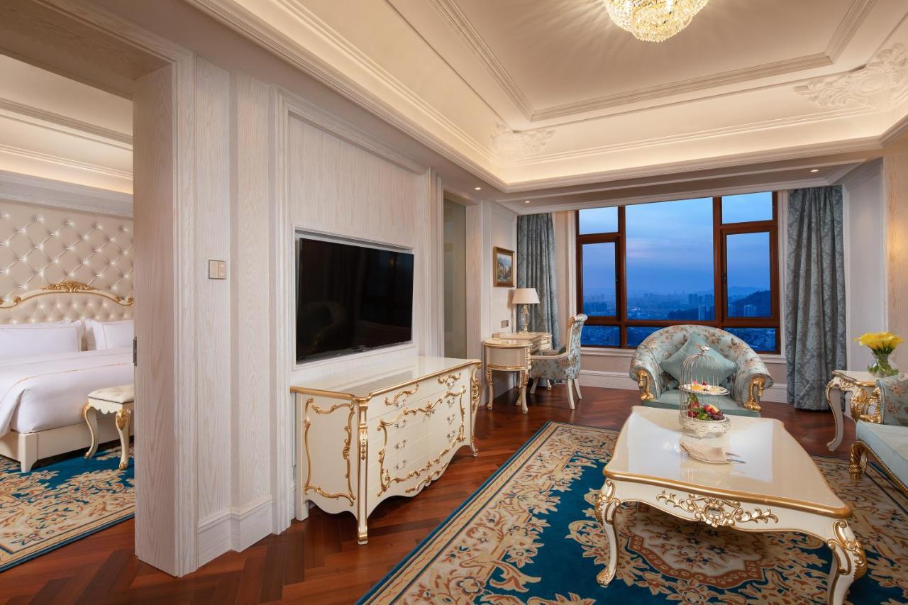 Отель Wyndham Grand Kunming East Экстерьер фото