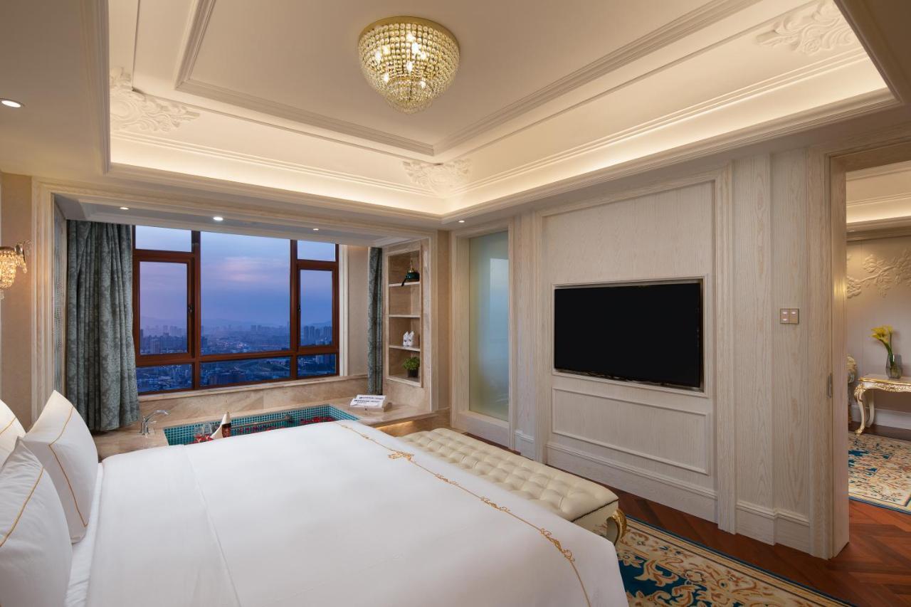Отель Wyndham Grand Kunming East Экстерьер фото