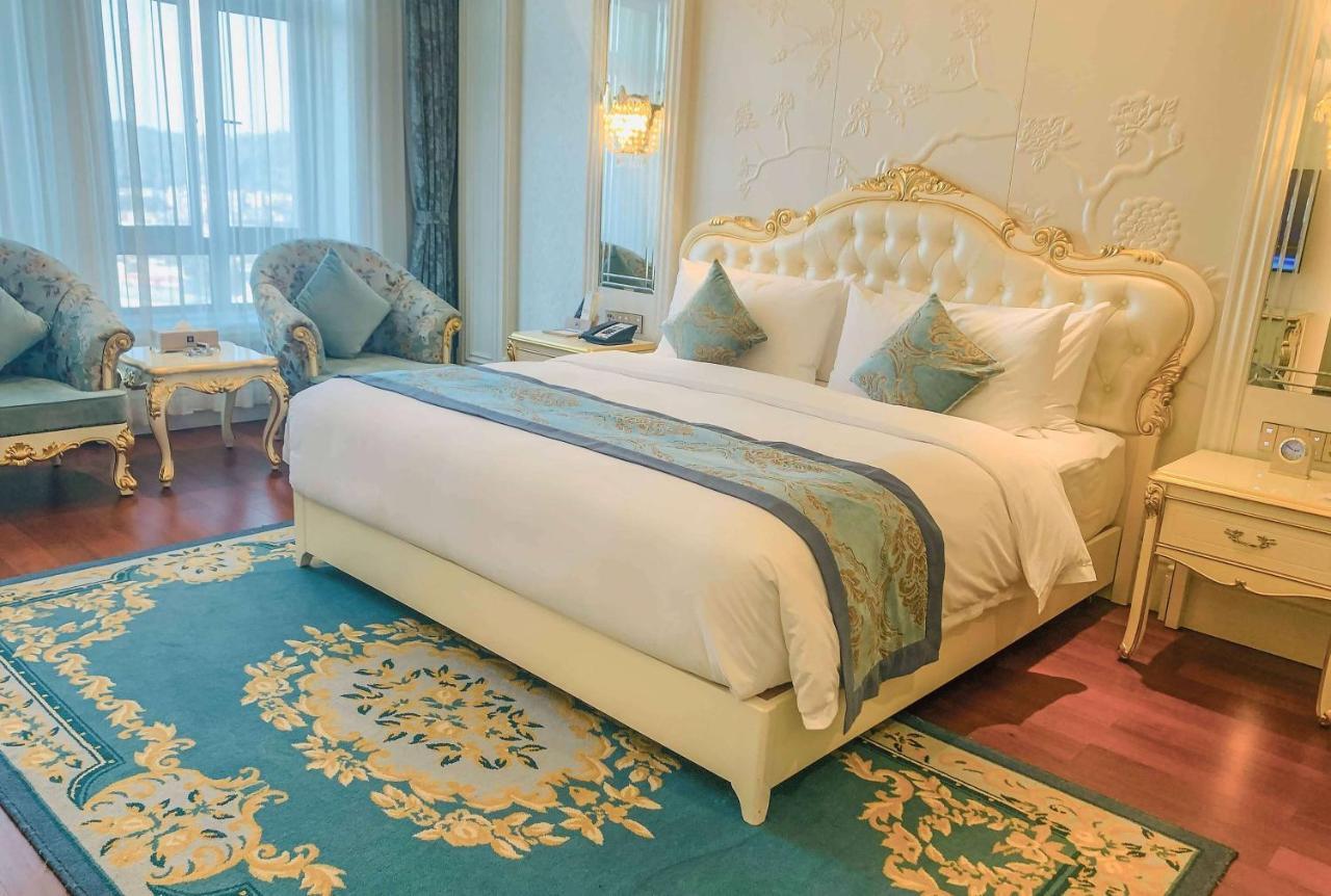 Отель Wyndham Grand Kunming East Экстерьер фото