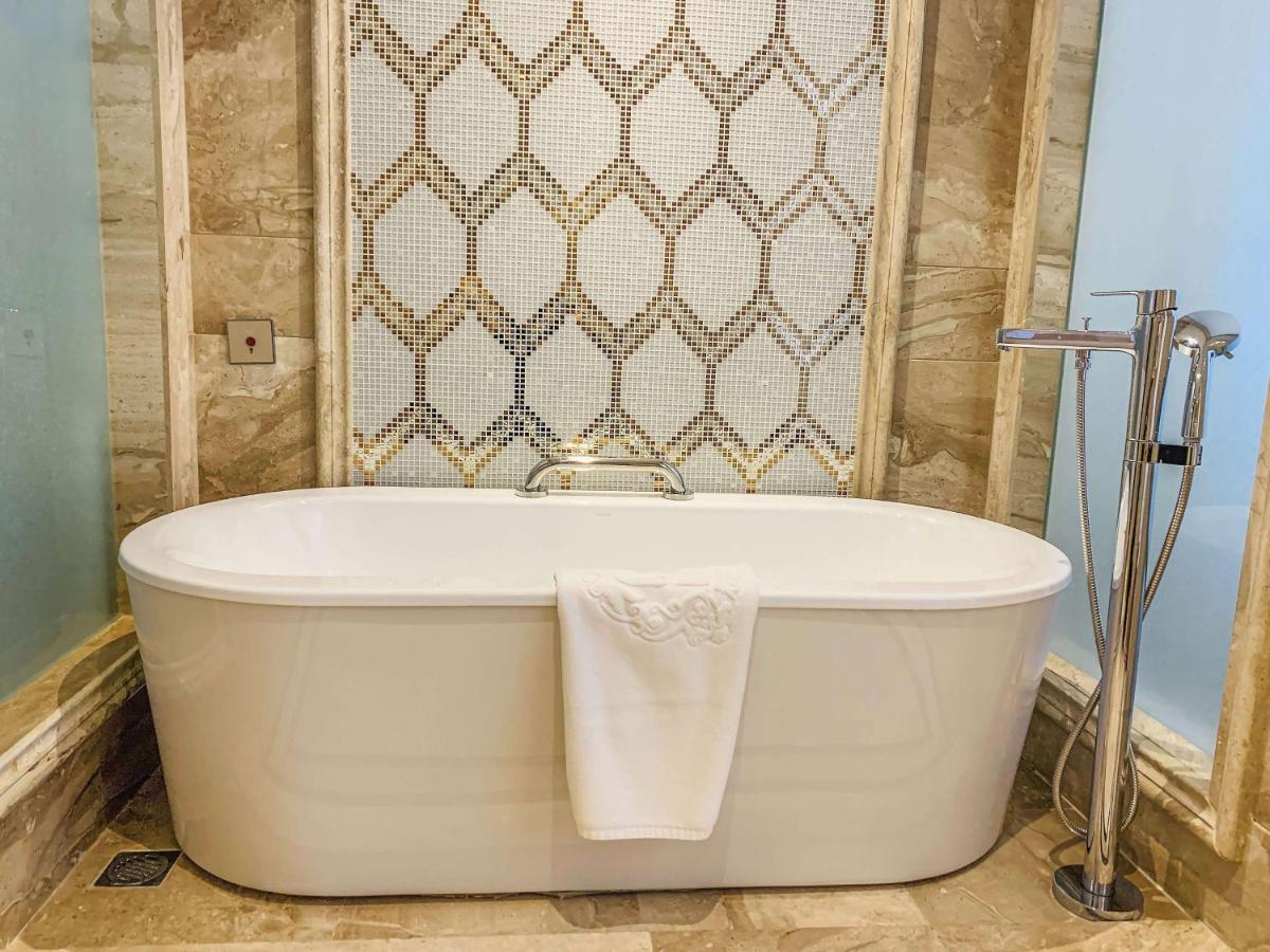 Отель Wyndham Grand Kunming East Экстерьер фото