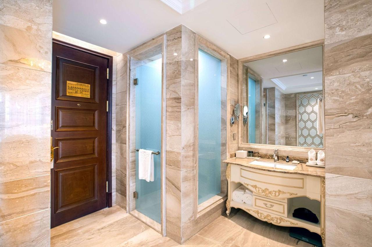 Отель Wyndham Grand Kunming East Экстерьер фото